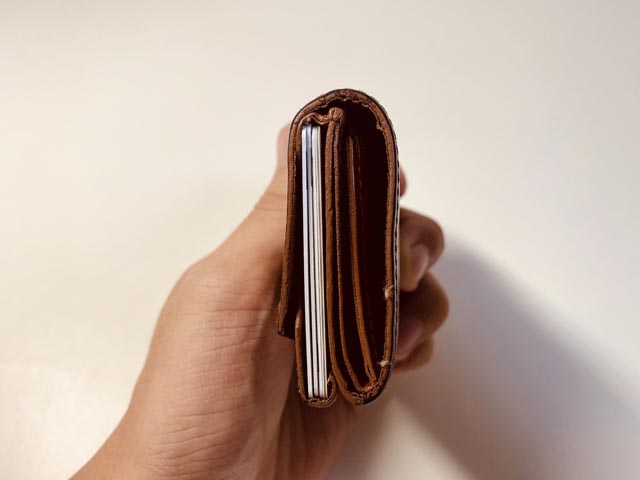 財布に収納されたカードを横側から見た図